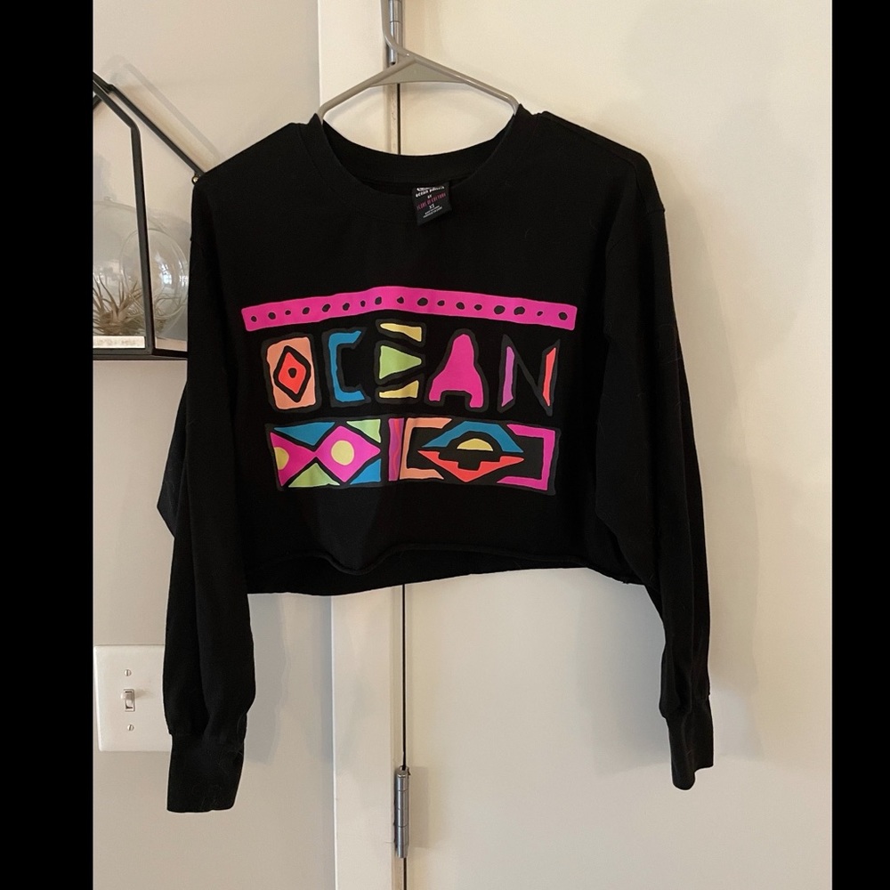 Long sleeve graphic crop tee!